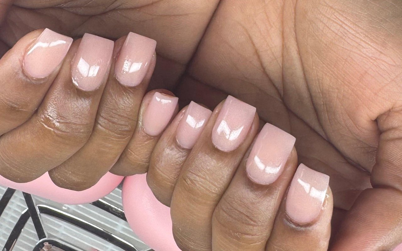 Nude vierkante nagels van dichtbij