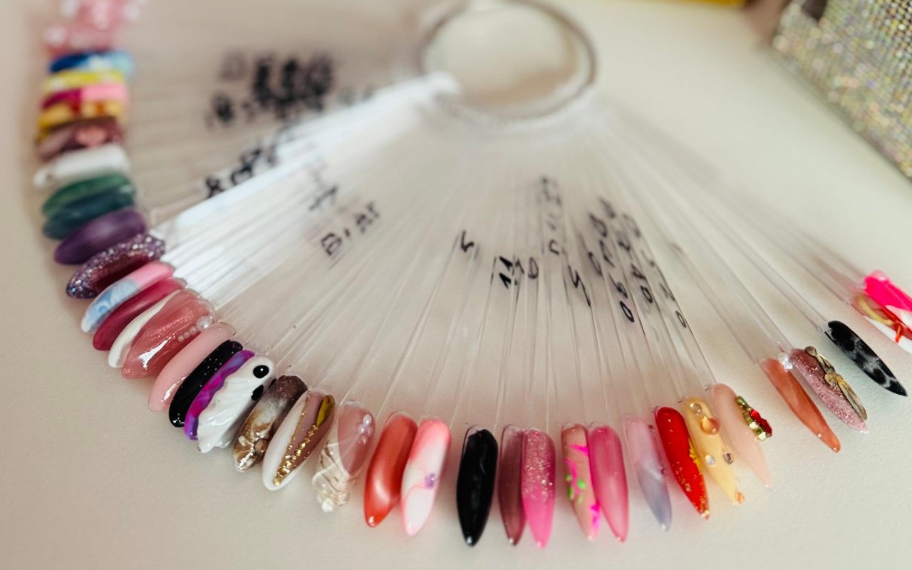Waaier met kleurstalen en nail art voorbeelden