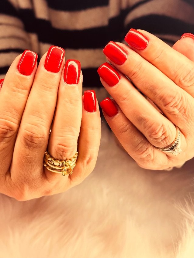 Felrode nagels op een witte vacht