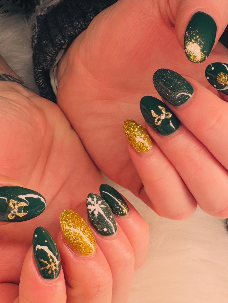 Donkergroene nagels met gouden glitter en winterse nail art