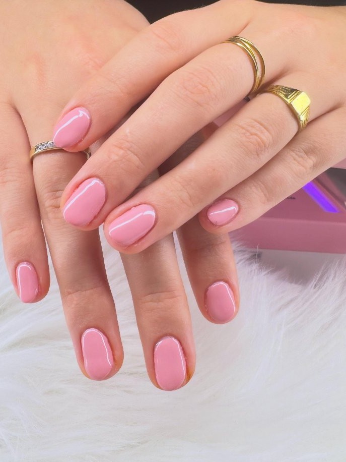 Roze nagels op een witte vacht