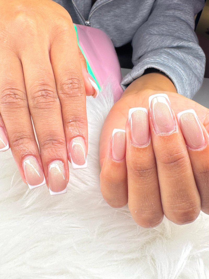 Korte nagels met een witte French