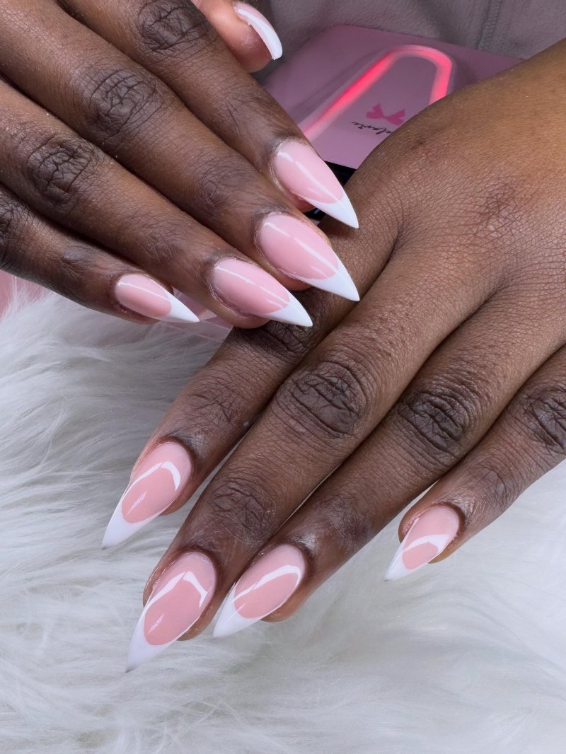 Lange amandelvormige nagels met witte French