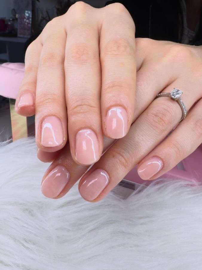 Nude nagels met een verlovingsring