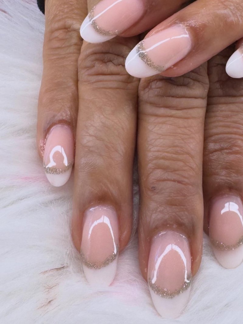 French nagels met een dun gouden randje