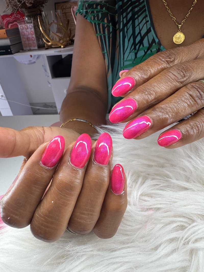 Felroze amandelvormige nagels
